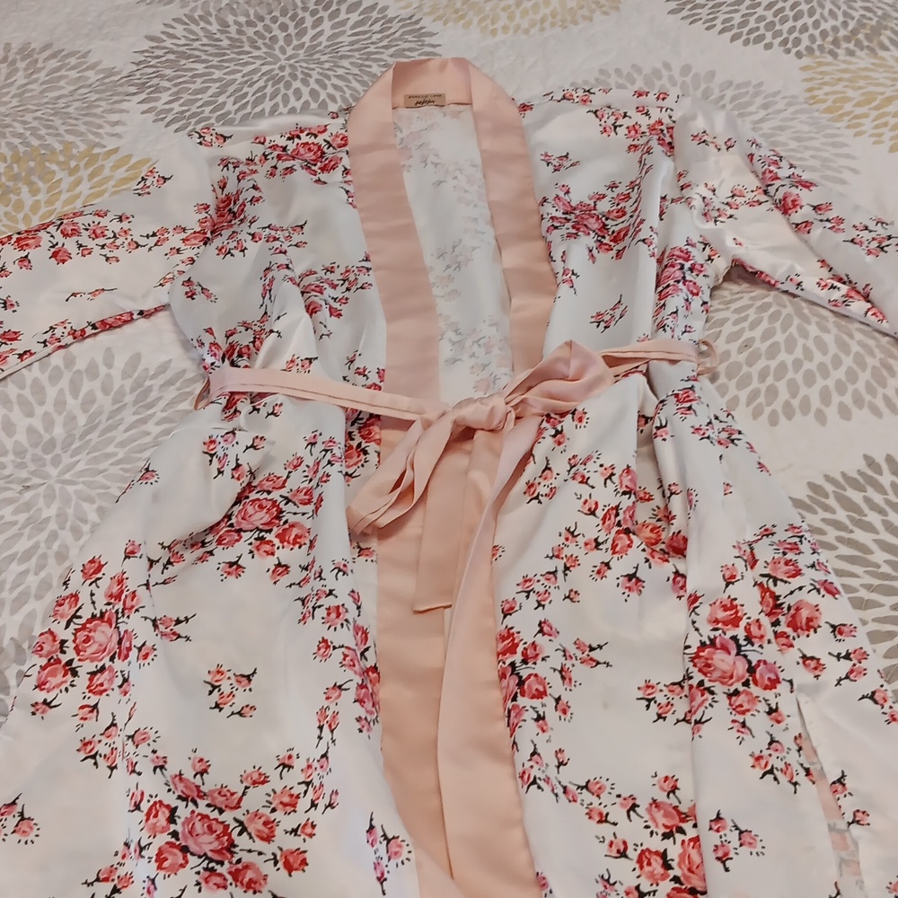 Short satin robe